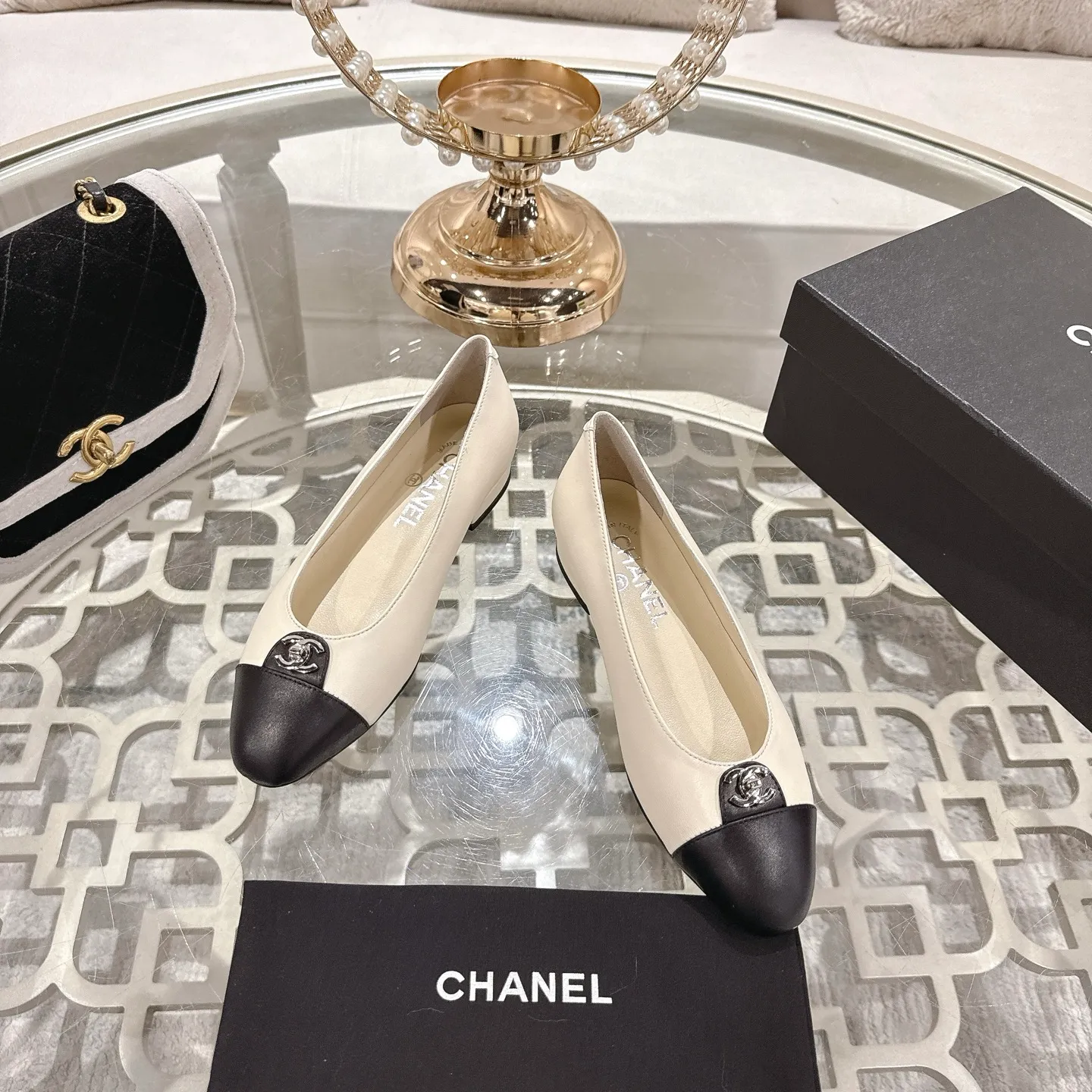 👟👟Ex-factory price 560👟👟Chanel 2025SS Spring and Summer New Double C Button Mary Jane🆕 Xiaoxiang𝐂Jia's beautiful Mary Jane shoes are so sweet that they are so beautiful that they are so beautiful. The round square toe design is cute and cute ~ metal/button logo. The appearance is super online. When you wear it, you will feel like a wealthy daughter. I thought it looks good. Only when I put it on my feet do I know how easy it is to wear ~ Upper: Customized lambskin Lining: Sheepskin Outsole: Genuine leather outsole imported from Italy Size: 35-42 (40.41.42 customization is non-refundable) Packaging: The latest gift box packaging at the counter
